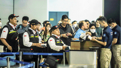 KEBERANGKATAN PERTAMA: Sejumlah Panitia Penyelenggara Ibadah Haji (PPIH) keberangkatan pertama di Terminal 3, Bandara Soekarno-Hatta, Tangerang, Sabtu (20/5). Pemberangkatan PPIH pertama ini berjumlah 393 orang dan nanti akan ditempatkan di daerah kerja (