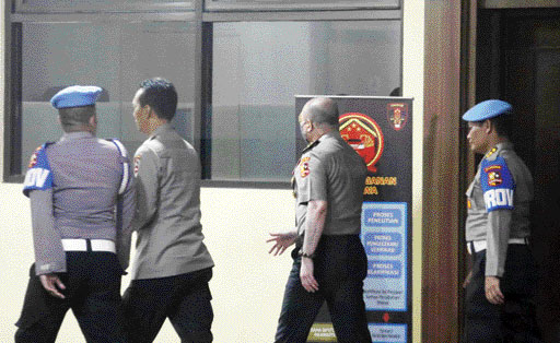HANYA SATU HARI: Irjen Teddy Minahasa (dua dari kanan) berjalan meninggalkan Ruang Sidang Kode Etik Polri di Mabes Polri, Jakarta, Selasa (30/5). Irjen Teddy Minahasa divonis bersalah dalam kasus narkoba, yakni menukar barang bukti sabu dengan tawas. Irje