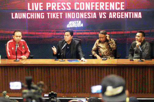 BERHARAP ANTUSIAS: Ketua umum PSSI Erick Thohir (kedua kiri) dan wakil ketua umum PSSI Zainudin Amali (kedua kanan) saat memberikan keterangan pers terkait penjualan tiket Timnas Indonesia melawan Argentina di Stadion Utama Gelora Bung Karno, Jakarta, Sen