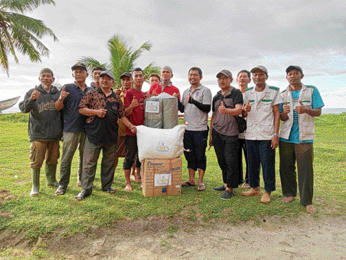 PENYALURAN: UPZ Semen Padang salurkan zakat karyawan PT Semen Padang ke masyarakat Mentawai beberapa waktu lalu.(IST)