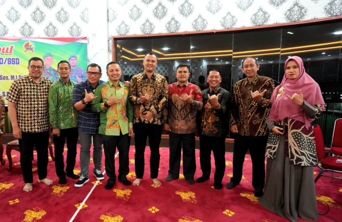 PISAH SAMBUT: Dandim 0310/SS yang lama Letkol Inf Endik Hendra Sandi dan pejabat baru Letkol Inf Reno Handoko bersama Bupati Benny Dwifa Yuswir serta pejabat lainnya dalam acara pisah sambut di aula Rumah Dinas Bupati Sijunjung, Sabtu (27/5).(IST)