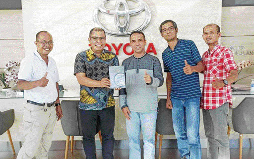 KUNJUNGAN: Dirut Padang Ekspres M Nazir Fahmi (tengah) didampingi jajaran disambut Kepala Tim Pemasaran Toyota Auto2000, Doni Agustra (dua dari kanan) saat berkunjung, Rabu (3/5).(KURNIA SANDI/PADEK)