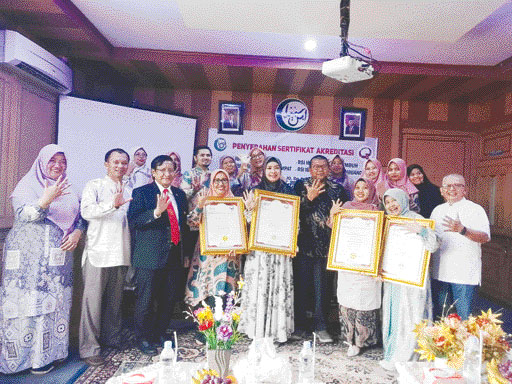PENYERAHAN: Sekretaris Eksekutif KARS dr. Djoti Atmodjo, Sp.A, MARS, FISQua bersama pengurus Yarsi Sumbar dan para Direktur RSI Ibnu Sina usai penyerahan Sertifikat Akreditasi Paripurna Bintang Lima, Jumat (26/5).(RIAN AFDOL/PADEK)