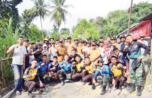 KOMPAK: Wako Hendri Septa dan jajaran bersama para taruna-taruni saat meninjau pengecoran jalan di daerah Batukasek RW I, Kelurahan Pagambiran Ampalu Nan XX, Lubeg, kemarin.(IST)