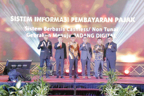 APRESIASI: Wako Padang Hendri Septa, Wawako Ekos Albar, Kepala Bapenda Yosefriawan dan lainnya saat Malam Anugerah Pajak Daerah Kota Padang Tahun 2023, Sabtu (20/5).(IST)