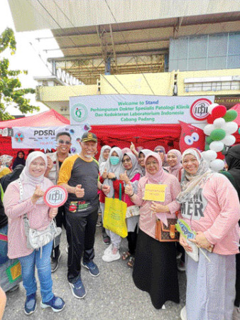 ANTUSIAS: Gubernur Sumbar Mahyeldi foto bersama saat meninjau stan PDS PatKLIn Cabang Padang di GOR H Agus Salim, kemarin.(IST)