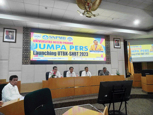 UJIAN: Rektor UNP Prof Ganefri didampingi Ketua Pelaksana UTBK-SNBT Refnaldi dan tim Monev UTBK Kemendikbud dan Ristek Urip Purwono saat launching UTBK-SNBT 2023 di UNP, Senin (8/5).(EKA RIANTO/PADEK)