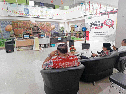 ANTRE: Sejumlah bakal caleg antre menunggu giliran medical checkup di RSUP DR M Djamil Padang, kemarin.(SUYUDI/PADEK)