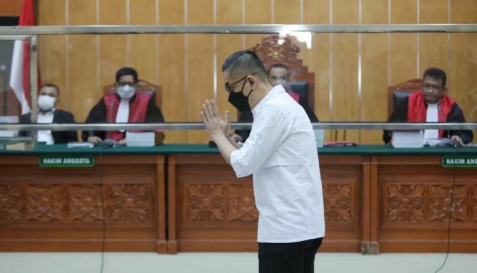 Terdakwa AKBP Dody Prawiranegara saat menjalani sidang pembacaan tuntutan kasus memperjualbelikan barang bukti narkotika jenis sabu-sabu sitaan di Pengadilan Negeri Jakarta Barat, Jakarta, Senin (27/3/2023). (FOTO : FEDRIK TARIGAN/ JAWA POS)