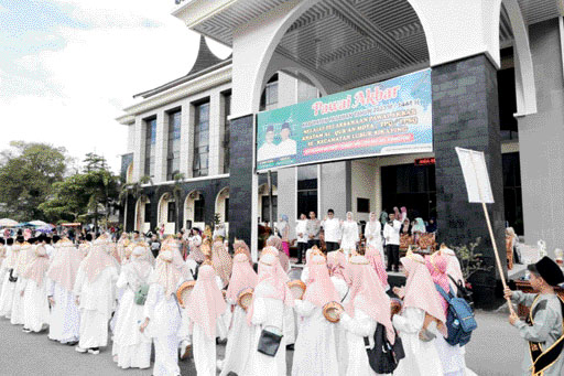 DILEPAS: Bupati Pasaman Benny Utama melepas pawai akbar khatam Al Quran MDA/ TPQ/TPSQ se-Kecamatan Lubuksikaping di halaman kantor bupati, Minggu (28/5).(HUMAS KOMINFO PASAMAN)
