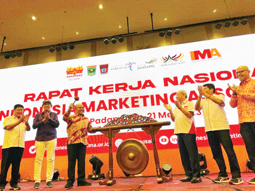 RAKERNAS DIMULAI: Pembukaan Rakernas IMA 2023 oleh Sekprov Sumbar, Hansastri, bersama President IMA Pusat, Suparno Djasmin (tiga dari kanan), pada Sabtu (20/5).(IMA FOR PADEK)