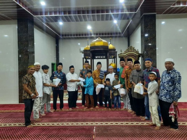 Anggota DPRD Irmon, buka bersama anak yatim.(IST)
