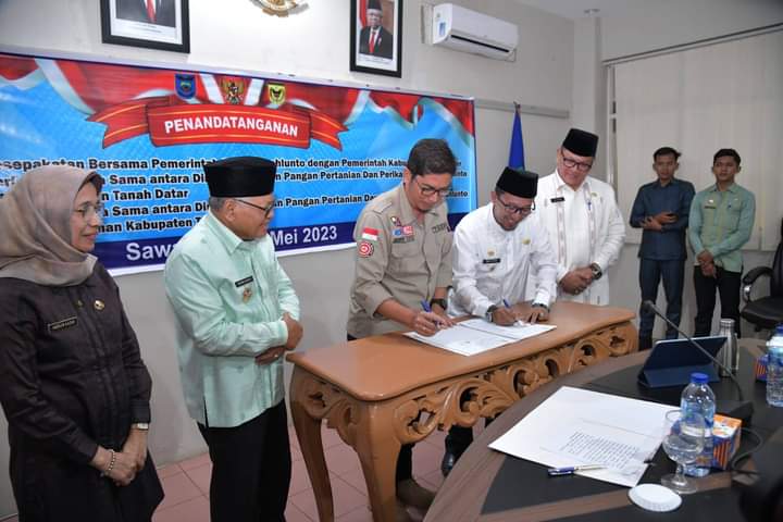 KERJA SAMA: Wali Kota Sawahlunto Deri Asta dan Bupati Tanahdatar Eka Putra menjalin kerja sama untuk menggali potensi masing-masing daerah, Jumat (5/5).(IST)