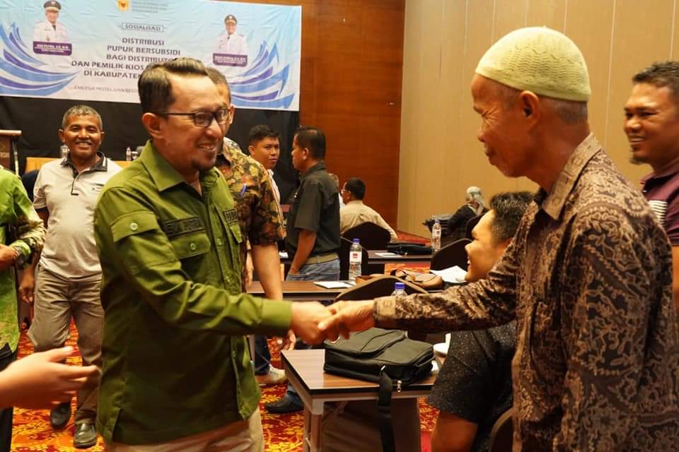 ANTISIPASI: Bupati Tanahdatar Eka Putra saat sosialisasi distribusi pupuk kepada distributor dan kios pengecer, Sabtu (27/5) di Emersia Hotel.(IST)