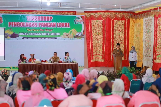 NILAI JUAL: Wakil Wali Kota Solok Ramadhani Kirana Putra membuka workshop pengolahan pangan lokal yang diselenggarakan oleh Dinas Pangan Kota Solok beberapa waktu lalu.(IST)