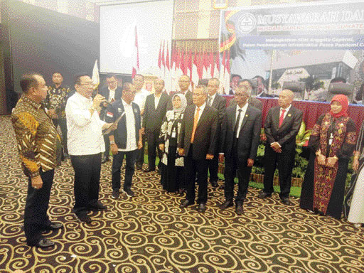 SIAP BERSINERGI: Afrizal terpilih sebagai Ketum BPD Gapensi Sumbar 2023-2028, dalam Musda Gapensi Sumbar, kemarin.(KURNIA SANDI/PADEK)