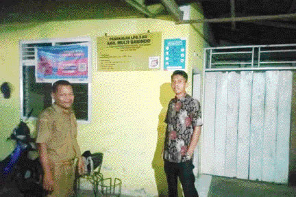 MONITORING: Staf perdagangan sedang monitoring ketersediaan gas LPG 3 kilogram di salah satu pangkalan di Lubukbasung.(DOK DISPERINDAG NAKER AGAM/PADEK)