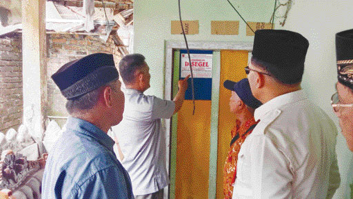 TINDAKAN TEGAS: Petugas Satpol PP Agam menyegel tempat hiburan malam di Monggong, Nagari Persiapan Surabayo, Kecamatan Lubukbasung, Jumat (26/5) lalu.(PUTRA/PADEK)