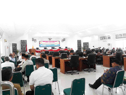 TERTUNDA: Suasana sidang paripurna yang batal digelar karena tidak kuorum, kemarin.(IST)