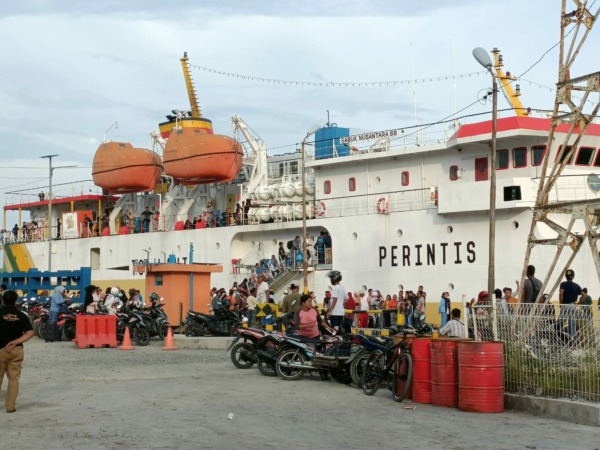 KAPAL TOL LAUT: Kapal Perintis Sabuk Nusantara saat singgah di Tuapejat, Sipora Utara, Kepulauan Mentawai beberapa waktu lalu. Kapal dengan ongkos termurah ini, dianggap belum mampu mendorong perekonomian masyarakat di Mentawai secara signifikan.(IST)