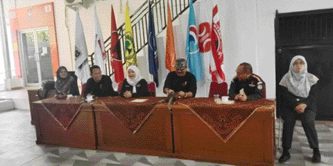 SETIA MENUNGGU : Suasana pendaftaran Bacalon peserta Pemilu 2024 di kantor KPU Kota Solok masih terlihat sepi.(IST)