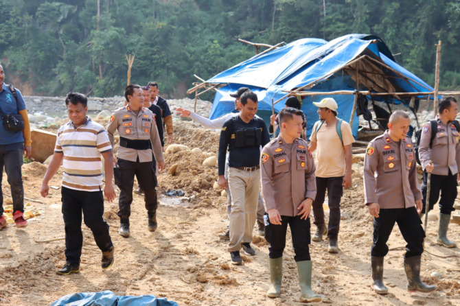 RAZIA: Tim gabungan turun langsung merazia lokasi yang diduga ada aktivitas penambangan emas ilegal di Jorong Tombang, Nagari Sinuruik, Kecamatan Talamau, Kabupaten Pasaman Barat, Sabtu (13/5).(IST)