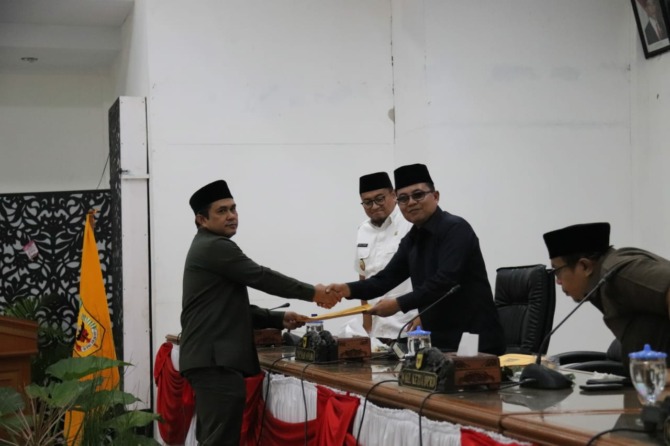 PARIPURNA: Penyerahan ranperda usai rapat paripurna DPRD Tanahdatar dengan agenda pandangan fraksi terhadap hantaran tiga ranperda, Rabu (24/5).(IST)