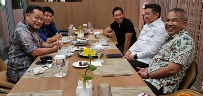 PEMILIK dan CEO Blue Sky Group Linan Kurniahu (dua dari kiri) bersama Dirut PT Duta Anggada Realty Ventje Suardana (paling kiri), mantan Pangdam IV/Diponegoro Mayjen TNI Purn Wuryanto (tiga dari kanan), serta Pakar Komunikasi dan Motivator Nasional Dr Aqu