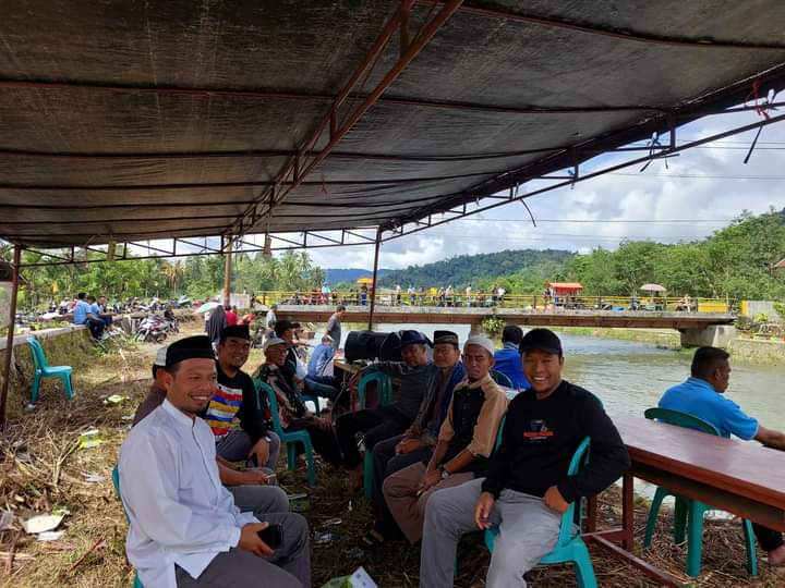 KOMPAK: Wakil Ketua DPRD Pasaman Danny Ismaya bersama masyarakat saat buka ikan larangan Batang Sumpu, Sabtu (6/5). (IST)