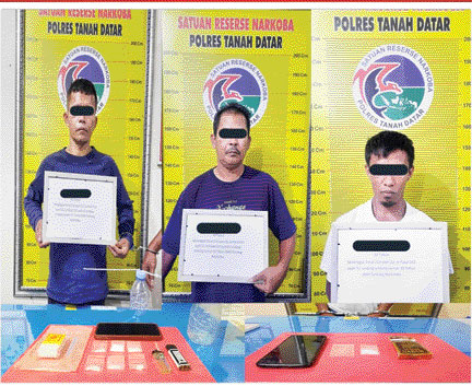 TIDAK BERKUTIK: Tiga terduga pelaku penyalahgunaan narkoba, saat diamankan Tim Tarantula Satres Narkoba Polres Tanahdatar, Rabu (24/5).(IST)