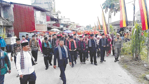 HALALBIHALAL: Masyarakat Pasukuan Piliang Nagari Lubukbasung halalbihalal di Lubukbasung, Sabtu (20/5).(IFWANDI/PADEK)