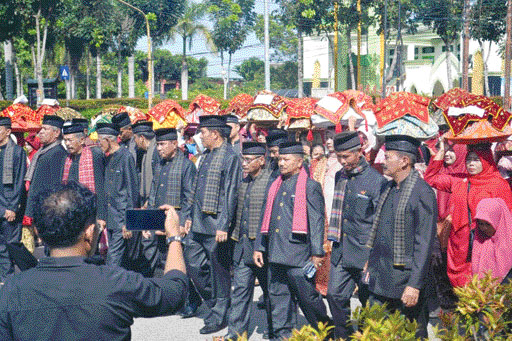 SILATURAHMI: Kegiatan halalbihalal Suku Chaniago Lubukbasung di GOR Rang Agam, Minggu (14/5).(HASNERIL FOR PADEK)