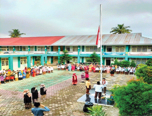 MOMENTUM : Para guru dan murid SDS IT IPHI Kota Payakumbuh melakukan upacara peringatan Hardiknas 2023 di halaman sekolah.(IST)