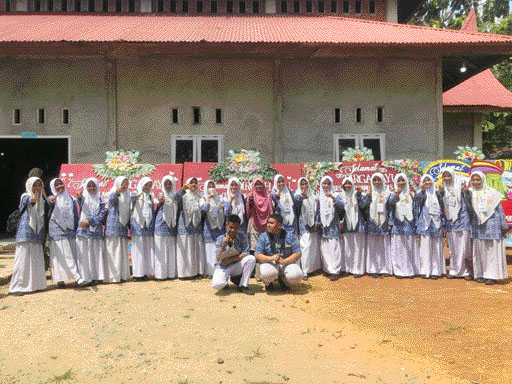 BIKIN BANGGA: Juara satu Tahfiz Regsha Aulia Oktary, serta juara tiga atas nama Zievana Latisya Altonty, foto bersama siswa lainnya.(DOCUMENT SMPN UNGGUL)