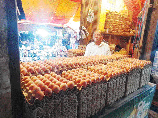 MENUNGGU PEMBELI: Pedagang telur di Pasar Bawah Bukittinggi sedang menunggu pembeli, Rabu (24/5).(RIAN AFDOL/PADEK)