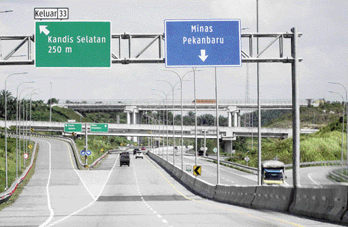 TOL PERMAI : Kondisi arus Lalu lintas kendaraan mobil yang melintas di jalan Tol Pekanbaru-Dumai, di KM 33 beberapa waktu lalu terlihat lancar. (DEFIZAL / Riau Pos)