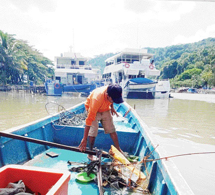 JAGA LINGKUNGAN: Proses pemungutan sampah di Batang Arau oleh petugas yang membersihkan kawasan tersebut.(IST)