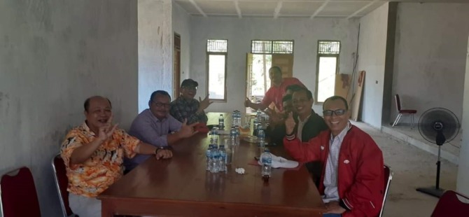 DISKUSI : Para pengurus Dewan Pimpinan Cabang (DPC) PDI-P Kepulauan Mentawai ketika melakukan pertemuan di sekretariat DPC jalan raya Tuapejat kilometer 9, Rabu, (3/5) siang.(IST)