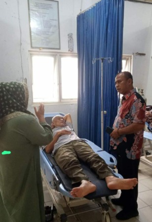 Ketua DPRD Dharmasraya Pariyanto berdialog dengan pasien.(IST)