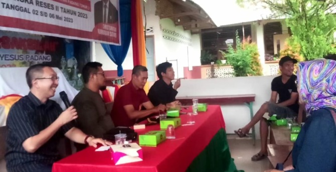 JEMPUT ASPIRASI: Anggota DPRD Kota Padang Christian Rudi Kurniawan Sutiono menjawab aspirasi warga, Sabtu (6/5). (IST)