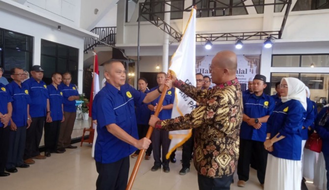 Ketua Umum DPW PKS Sumbar, Sengaja Budi Syukur, saat melakukan pengukuhan dan pelantikan pengurus DPD PKPS Pabasko, Minggu (14/5) di Menyala Coffee And Roastery, Padang Panjang.(IST)