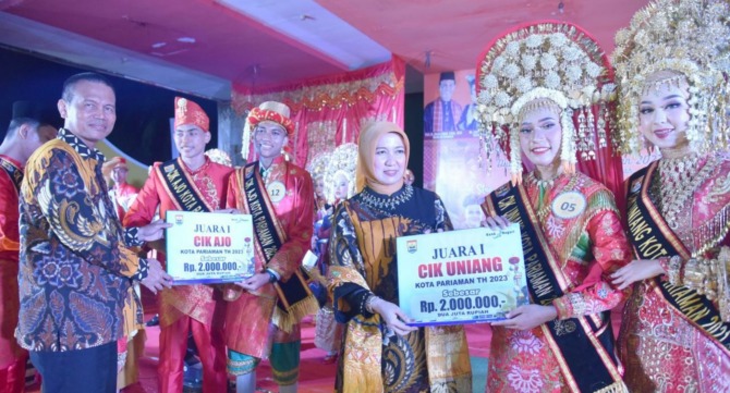 APRESIASI: Wako Pariaman, Genius Umar, memberikan reward secara simbolis kepada pemenang ajang Cik Uniang Cik Ajo Duta Wisata Kota Pariaman 2023, di Pentas Seni Pantai Gandoriah Sabtu malam (13/5).(IST)