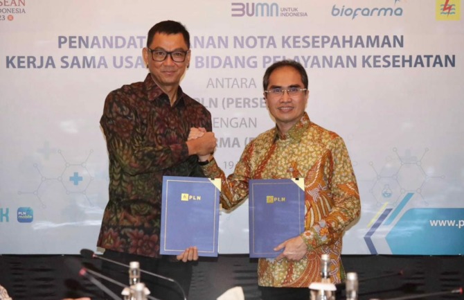 KERJA SAMA: Direktur Utama Holding BUMN Farmasi Honesti Basyir dan Direktur Utama PLN Darmawan Prasodjo saat melakukan tandatangan MoU di Jakarta, Jumat (19/5).(IST)