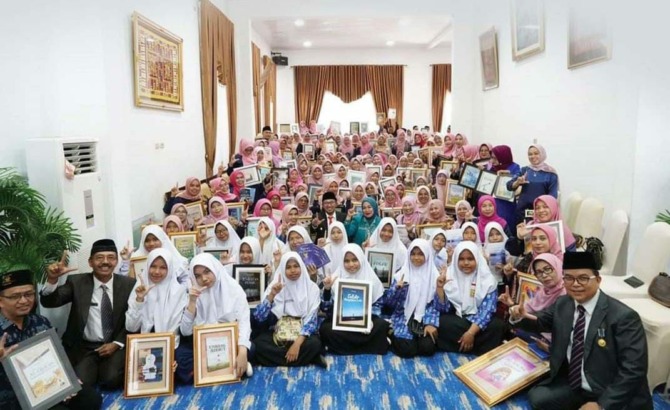 DUKUNGAN: Bupati Tanahdatar, Eka Putra serta Bunda Literasi Tanahdatar, Lise Eka Putra terlihat akrab dengan guru-guru yang tergabung dalam IGPPL Tanahdatar, Senin (22/5).(IST)