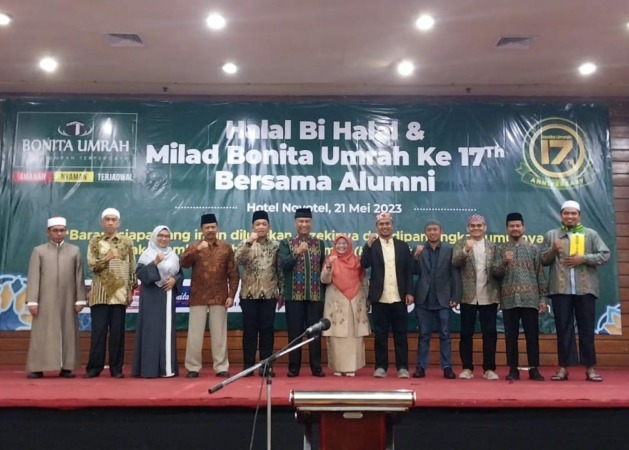 Wakil Wali Kota Bukittinggi (enam dari kiri), bersama jajaran Bonita Umrah saat acara halalbihalal di Balai Sidang Bung Hatta Bukittinggi, Minggu (21/5).(Rian Afdol/Padang Ekspres)