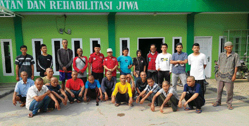DITUNGGU KELUARGA: Foto bersama sebelum pemulangan di Lembaga Kesejahteraan Sosial (LKS) Aulia Rahma Lampung beberapa waktu lalu.(IST)