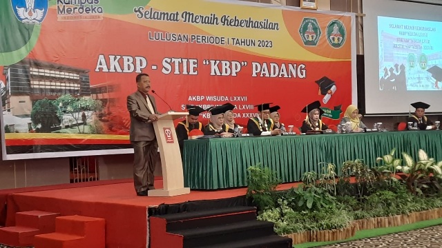 Ketua YLPN Sumbar Daswir Siddik memberikan sambutan pada wisuda AKBP-STIE ”KBP” Padang di Hotel Pangeran Beach, Selasa (30/5).
