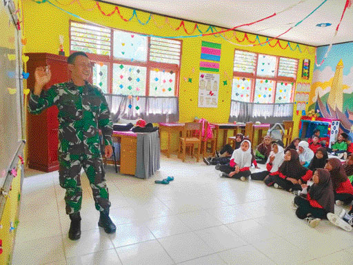 MENDIDIK: Sertu Deni Tayendra saat mengajar murid-murid SD Negeri 04 Nagari Sitanang, Kecamatan Lareh Sago Halaban, Kabupaten Limapuluh Kota, Senin siang (22/5).(IST)