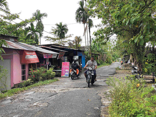 BERLUBANG: Sejumlah pengendara sepeda motor melewati Jalan Berok Jembatan Lama Kelurahan Kuraopagang, Kecamatan Nanggalo, kemarin.(SHYNTIA/PADEK)