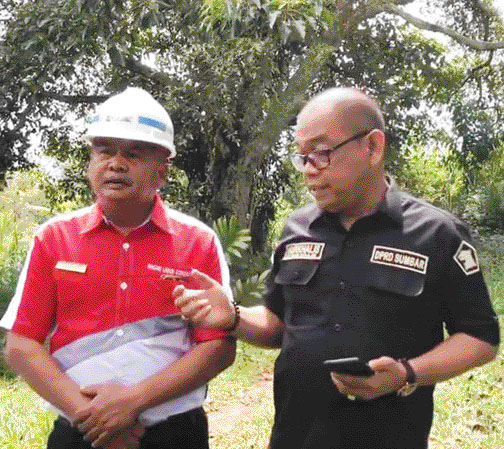 TINJAUAN: Wali Nagari Labuah Gunuang, Kecamatan Lareh Sago Halaban, Khairul Hadi Datuak Paduko Marajo Lelo bersama anggota DPRD Sumbar, Nurkhalis Datuak Bijo Dirajo saat meninjau rencana pembangunan jalan usaha tani beberapa waktu lalu.(IST)